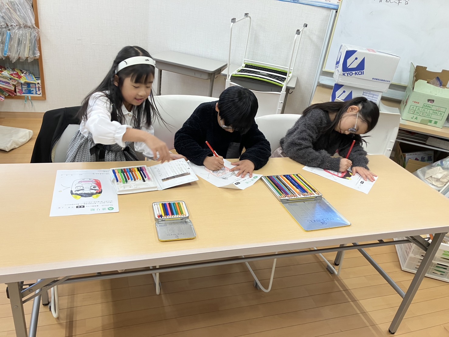 クレヨンで絵を描いている様子