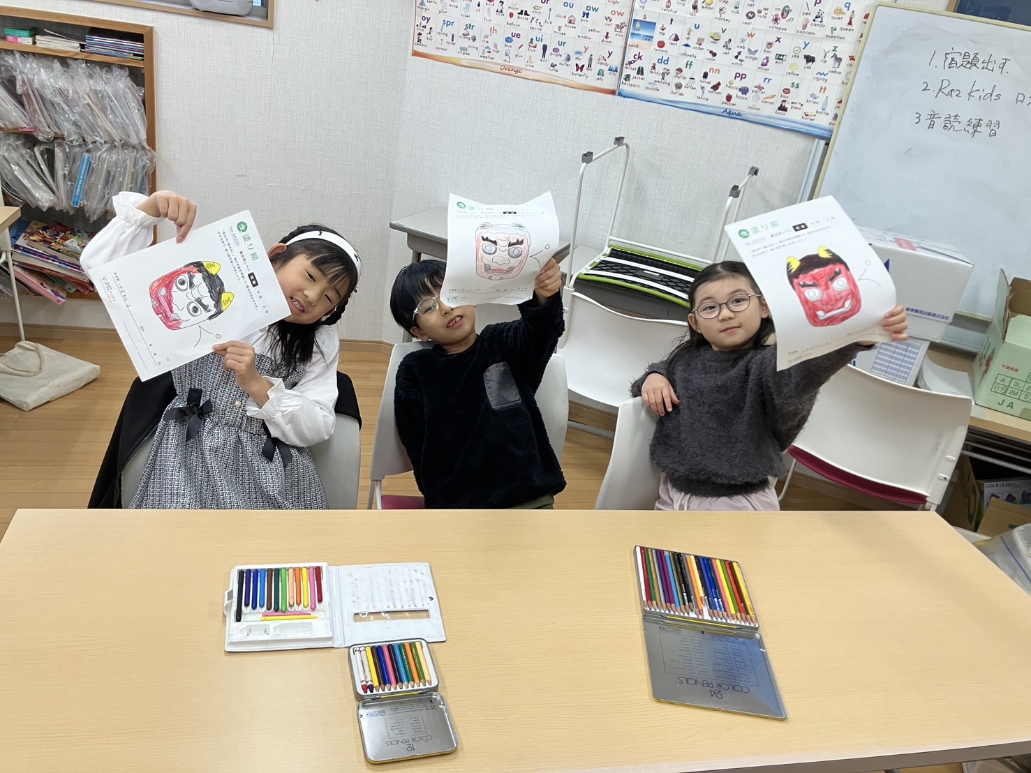 先生に完成品を見せる様子